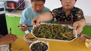 农村媳妇吃瓜图片大全,农村媳妇夏日吃瓜欢乐时光