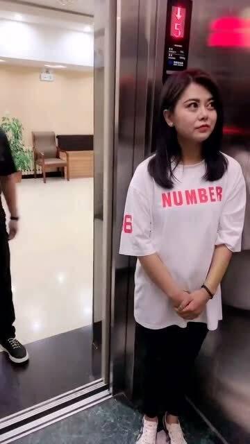 搞笑电梯吃瓜