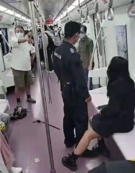 吃瓜西安地铁女子,吃瓜群众热议，真相究竟如何？
