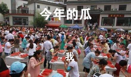 游客吃瓜女孩,游客化身吃瓜女孩的欢乐之旅